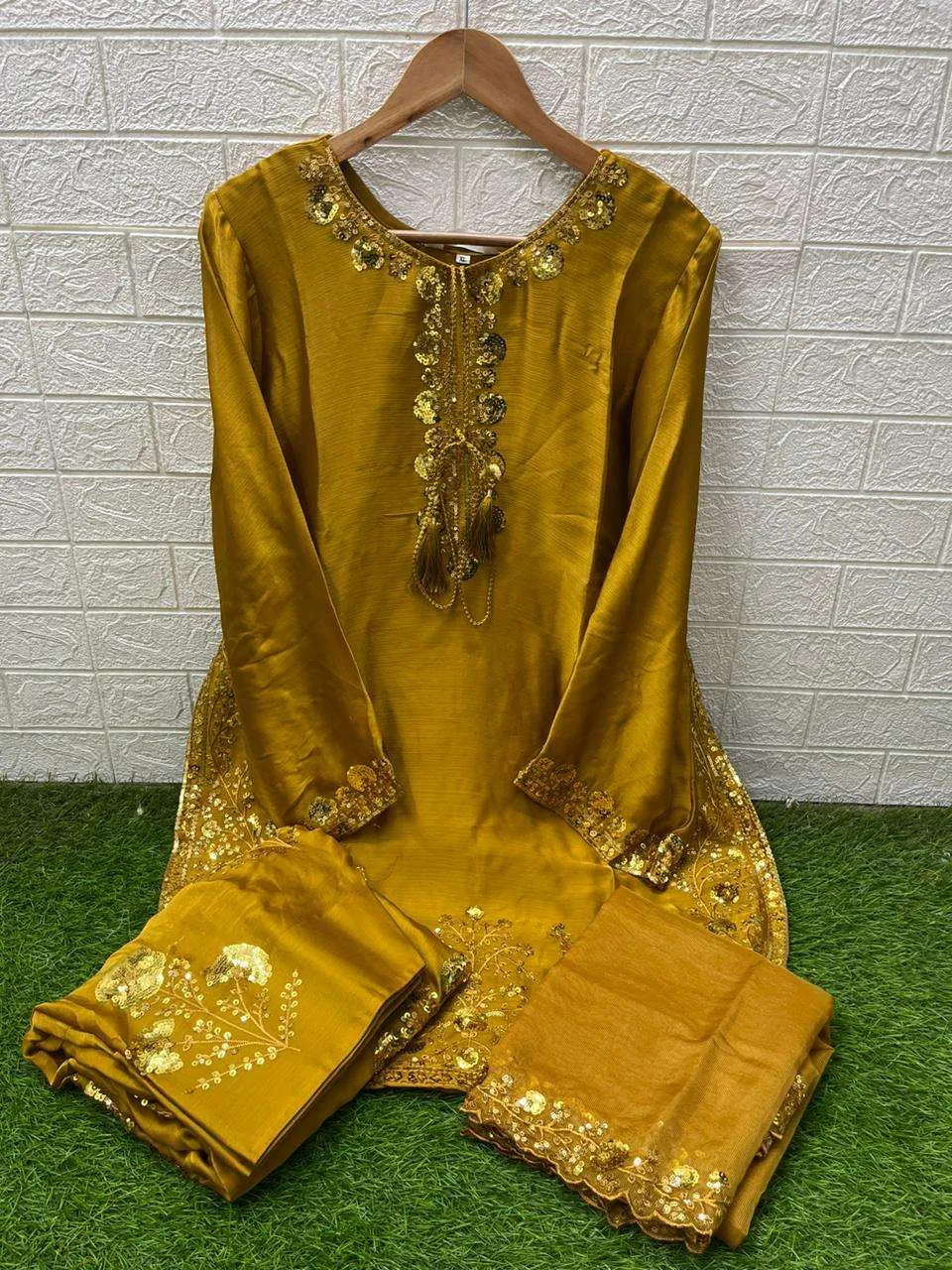 Laxuria Trendz D No 1578 Pakistani Readymade Suits