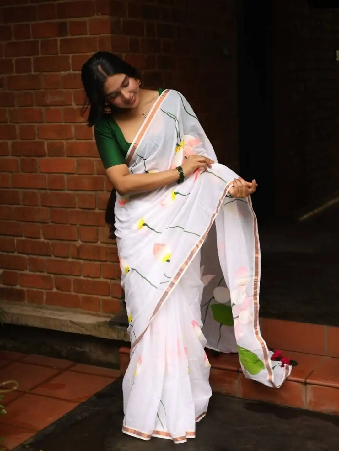 MNG 686 Linen With Gold Jari Border & Digital Print Saree Wholesale Supplier